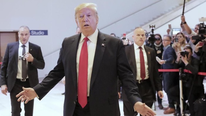U.S. President Donald Trump leaves the World Economic Forum in Davos, Switzerland, Wednesday, Jan. 22, 2020. Trumps two-day stay in Davos is a test of his ability to balance anger over being impeached with a desire to project leadership on the world stage. (AP Photo/Markus Schreiber)