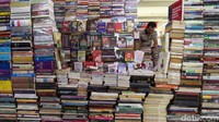 Sentra buku di kawasan Jakarta Selatan itu memiliki koleksi buku yang cukup lengkap. Berbagai buku mulai dari buku pelajaran, novel hingga kamus dijajakan oleh para pedagang buku di kawasan tersebut.