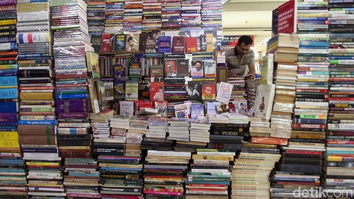 Sentra Buku di Blok M Square Basement mal Blok M Square terkenal sebagai sentra buku cukup populer di Jakarta. Berbagai buku menarik untuk anak-anak hingga dewasa tersedia di sana.