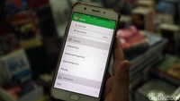 Meski begitu, para pedagang buku di kawasan ini juga tetap memanfaatkan media sosial dan aplikasi jual-beli online untuk bertahan dan meraup keuntungan.