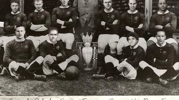 Ada pula media yang membuat tim MU terakhir yang juara Liga Inggris di bawah Alex Ferguson seolah sudah lama sekali. Foto: Twitter