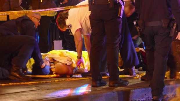 Petugas medis menangani korban penembakan di Seattle