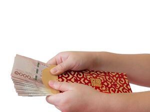 Kocak! Debt Collector Ini Tagih Utang Sambil Bagi-bagi Angpao