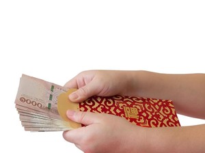 Kocak! Debt Collector Ini Tagih Utang Sambil Bagi-bagi Angpao