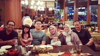 Irfan mengatakan ini adalah formasi lengkap keluarganya. Mereka nampak bersantap di sebuah restoran Indonesia mewah. Foto: Instagram setiaputrairfan