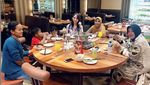 Begini Pose Ngopi Angely Emitasari, Kades Lamongan yang Cantik