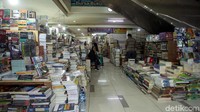 Menurut para pedagang, biasanya penjualan buku ini akan panen saat awal semester dan tahun ajaran baru, mereka bisa lembur hingga dini hari guna memenuhi pesanan.