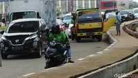 Saat waktu ganjil-genap akan selesai, mereka baru mempercepat laju kendaraan mereka kembali agar tidak terkena tilang.
