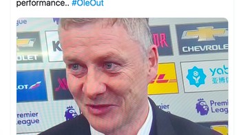 Masih senyum walau kalah, Ole banyak dikritik. Foto: Twitter