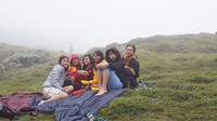 Adinda sepertinya sosok yang suka berpetualang, lihat saja nih gaya santainya saat camping di salah satu gunung bersama temannya sambil menikmati sarapan. Foto: Instagram @adindathomas