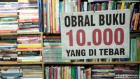 Menariknya lagi, pedagang buku di kawasan tersebut juga kerap memberikan diskon maupun promo menarik bagi para pembeli.