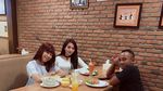 Begini Pose Ngopi Angely Emitasari, Kades Lamongan yang Cantik