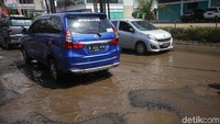 Jalan rusak ini bahkan mengular hingga 500 meter.