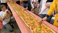 Pizza Terpanjang 100 M Dibuat untuk Donasi ke Damkar Australia