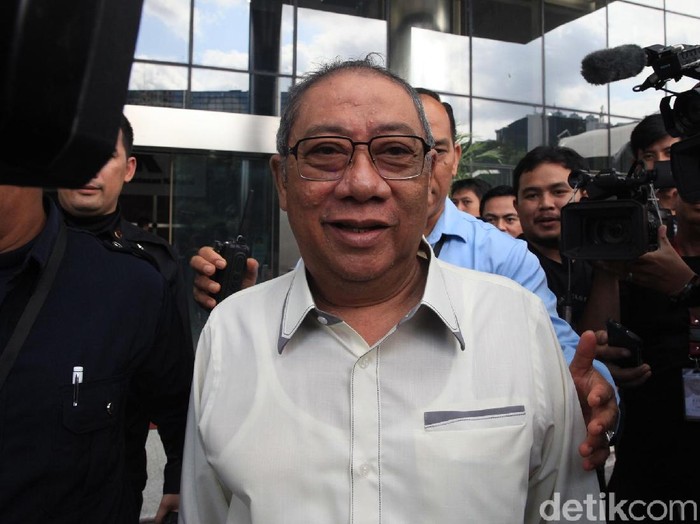 Eks Bupati Indramayu Irianto MS Syafiuddin alias Yance diperiksa KPK. Yance diperiksa soal kasus dugaan suap terhadap Bupati Indramayu nonaktif Supendi.