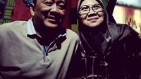Pria dengan sapaan akrab Aya ini sedang malam mingguan bersama istri tercinta. Ia memilih minum kopi di sebuah restoran di Kemang. Foto: Instagram setiaputrairfan