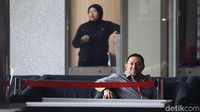 Mantan terpidana kasus korupsi pengadaan barang dan jasa di lingkungan Kementerian Agama tahun 2011, Fahd El Fouz Arafiq menunggu untuk menjalani pemeriksaan di kantor KPK, Jakarta, Kamis (23/1/2020).