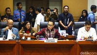 Ketua Komisi III Herman Herry mengetok palu tanda disetujuinya 5 nama hakim agung, 2 hakim ad hoc tipikor, dan hakim hubungan perindustrian dalam rapat pleno di Gedung DPR, Jakarta, Kamis (23/1/2020).