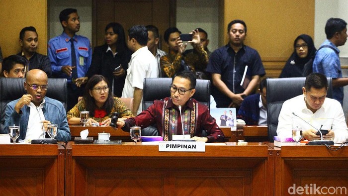 Komisi III DPR telah menetapkan 5 nama hakim agung, 2 hakim ad hoc tipikor, dan hakim hubungan perindustrian. Penetapan dilakukan dalam rapat pleno di gedung DPR, Senayan, Jakarta, Kamis (23/1/2020).