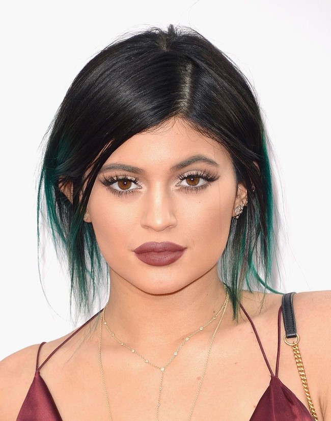 November 2014November 2014, Kylie kembali membuat kejutan dengan bibir semakin tebal. Saat itu, Kylie masih membantah bahwa dia melakukan filler. Kylie mengaku hanya menggunakan lip liner yang dipulaskan hingga ke luar bibirnya.  Foto: Getty Images