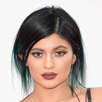 November 2014November 2014, Kylie kembali membuat kejutan dengan bibir semakin tebal. Saat itu, Kylie masih membantah bahwa dia melakukan filler. Kylie mengaku hanya menggunakan lip liner yang dipulaskan hingga ke luar bibirnya.  Foto: Getty Images