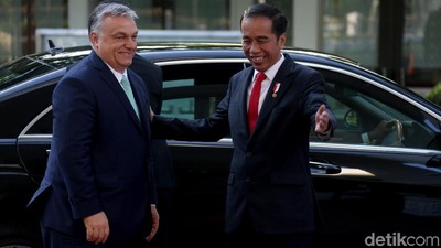 Senyum Cerah Jokowi Saat Sambut PM Hungaria di Istana