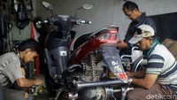 Pengerjaannya pun tak lama. Catur bersama kedua rekannya bisa membuat motor roda tiga sesuai dengan kebutuhan sang pemilik motor dengan waktu pengerjaan selama 4 hingga 7 hari.