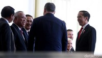 Agenda berlanjut di meja oval Istana Merdeka. Jokowi sempat memberikan kalimat pengantar kepada Orbán dan delegasi. Turut hadir dalam pertemuan ini yakni Mensesneg Pratikno, Seskab Pramono Anung, Menteri PUPR Basuki Hadimuljono, dan Menlu Retno Marsudi.