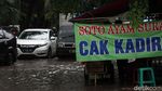 Di Tengah Banjir, Pedagang Ini Tetap Jualan demi Cuan