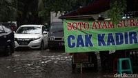 Keberadaan pedagang makanan di saat banjir itu pun kerap menjadi alternatif warga untuk membeli makanan saat banjir. Akses yang sulit akibat banjir merendam sejumlah jalan membuat warga memilih membeli makanan di dekat rumah. Hal itu pun dimanfaatkan para pedagang dengan tetap berjualan seperti biasa meski dikepung banjir.