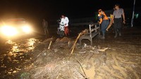 Banjir bandang akibat meluapnya sungai Loh tersebut mengakibatkan dua orang pengendara motor luka-luka. ANTARA FOTO/HY Prabowo.