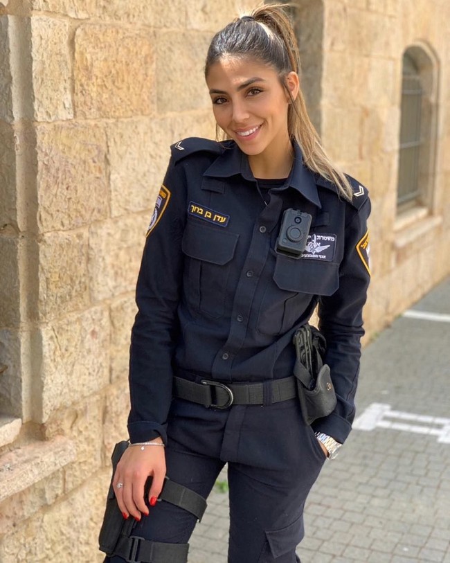 Polisi Israel yang cukup populer di Instagram adalah Eden Ben Baruch yang terlihat stylish di keseharian. Foto: Instagram @eden_ben_baruch