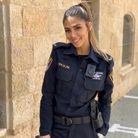 Polisi Israel yang cukup populer di Instagram adalah Eden Ben Baruch yang terlihat stylish di keseharian. Foto: Instagram @eden_ben_baruch