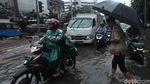 Genangan Air Bikin Satu Ruas Jalan di Gunung Sahari Lumpuh