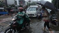 Walaupun begitu, genangan mulai surut.