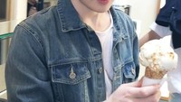 Tak bisa hidup tanpa es krim, Jaehyun selalu menyempatkan waktu untuk ngemil es krim di mana pun dia berada. Foto: Istimewa