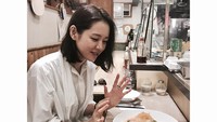 Berkarir sebagai aktris sejak tahun 1999, aktris cantik ini merupakan seorang foodies yang selalu abadikan momen kulinerannya. Foto: Instagram @yejinhand