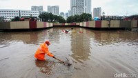 Underpass tersebut terendam banjir cukup tinggi.