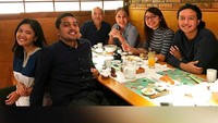 Soraya dengan setia mendampingi suaminya ketika masa kritis. Ekki yang menderita infeksi paru-paru dan serangan jantung ini dikenal sebagai sosok yang dekat dengan keluarga. Foto: instagram