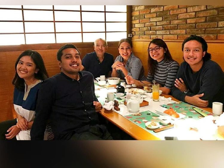 Serunya Momen Kulineran Soraya Haque Bersama Suami dan Keluarga