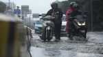 Genangan Air Bikin Satu Ruas Jalan di Gunung Sahari Lumpuh