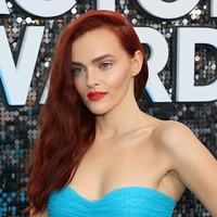 Tiru gaya makeup clean seperti aktris Madeline Brewer. Madeline memberikan efek pop-up pada penampilannya dengan lipstik merah satin.  Foto: Getty Images