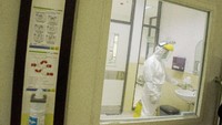 Petugas medis menggunakan pakaian pelindung saat mengontrol ruangan khusus untuk wabah Virus Corona di Ruangan Isolasi Infeksi Khusus Kemuning Rumah Sakit Dokter Hasan Sadikin (RSHS), di Bandung. ANTARA FOTO/Novrian Arbi.