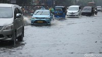Genangan juga membuat satu ruas jalan dari Ancol ke Senen sempat lumpuh.