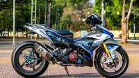 Hobi kami mahal! Slogan itu tampaknya cocok disematkan untuk seorang biker Vietnam yang memodifikasi Yamaha MX King-nya dengan suntikan part moge (motor gede). Melansir dari laman News Zing, modifikasi MX King ini hampir mengubah seluruh komponen asli bawaan. Dan hanya menyisakan area dasbor dan lampu saja.Foto: news.zing.vn