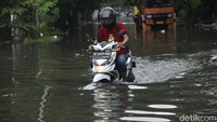 Pantauan Detikcom banjir di kawasan ini pukul 13.30 WIB setinggi mata kaki hingga betis orang dewasa.