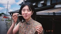 Erika sedang makan apa ya? Sepertinya ia tengah menikmati mochi yang manis kenyal. Meski mulutnya belepotan, Erika tetap kelihatan menawan. Foto: Instagram erika_karata_unofficial