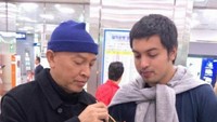 Jalan-jalan dengan keluarga ke Korea Selatan, Ekki asyik jajan. Wajahnya serius banget menikmati makanan yang ada di tangannya. Foto: instagram
