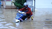Motor mogok akibat terendam banjir. Wisma Putra/detikcom.