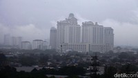 Hujan tampak mengguyur Jakarta pagi hingga siang ini. 
